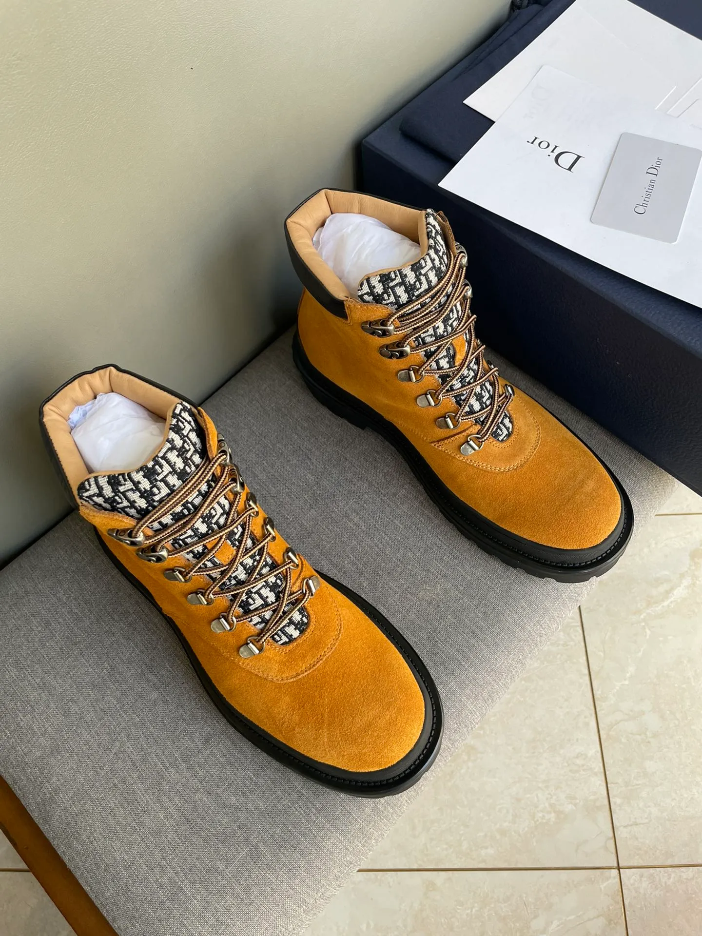 [DIOR] Top P: 1000💰 Number of yards: 39~44 (38.45 custom-made, non-refundable) Dior Dior~ Winter series, original 1:1 development Casual men's leather shoes Heavy investment, shoes and boots are made of imported cowhide + imported Dior special fabric Not easy to deform black cowhide lining Dior large hardware inlay Original TPU vacuum outsole, black cowhide Black open edge beads Military green suede Black suede Khaki suede leather is crafted by a large factory, and the perfect product is only prepared for you who know your taste! Any comparisons are welcome.